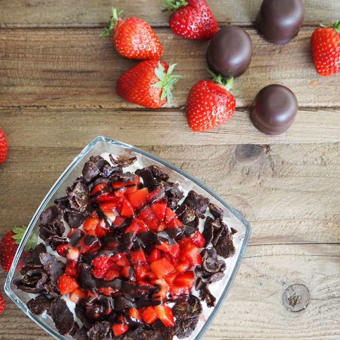 Schichtdessert-mit-Erdbeeren-und-Crunch-und-Schokolade ...
