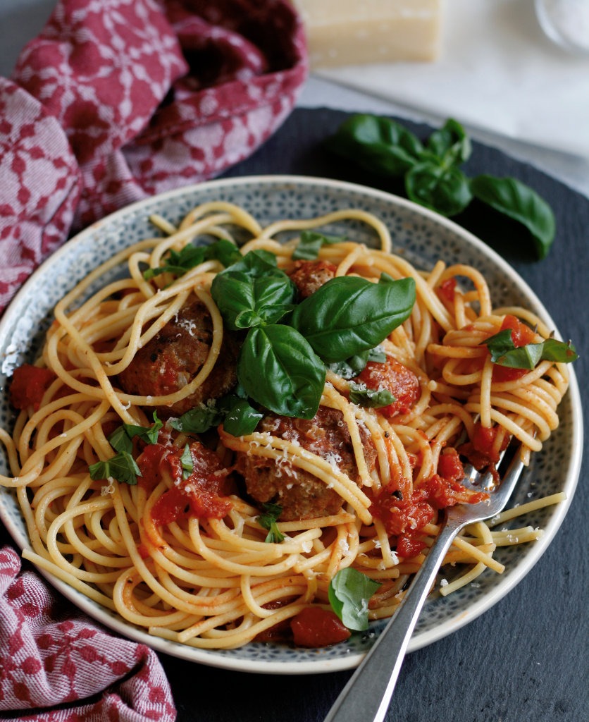 Hackbällchen in Tomatensoße mit Parmesan &amp; Basilikum