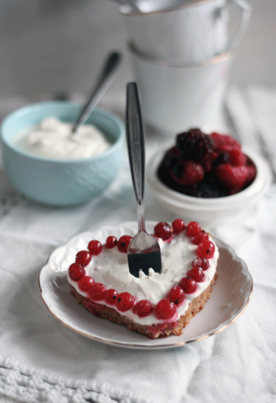 Schneller Kuchen vom Blech mit Joghurt-Schmand-Creme und Früchten