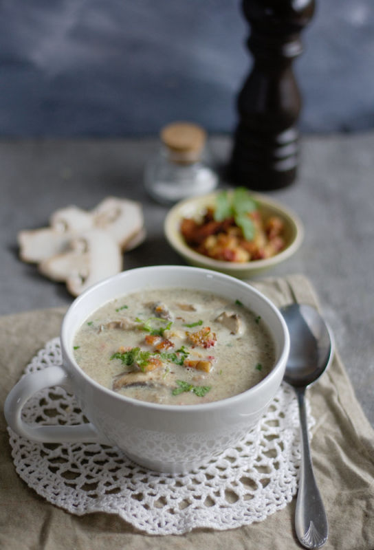 Rezept für eine einfache Champignon-Creme-Suppe mit frischen Kräutern