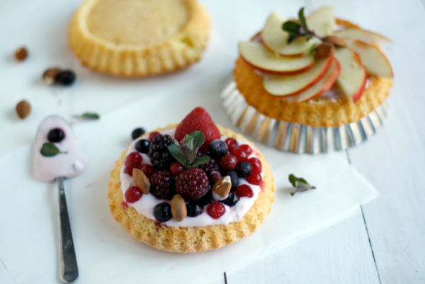 Biskuittörtchen-mit-Joghurt-und-Früchten-von-Naschen-mit-der-Erdbeerqueen