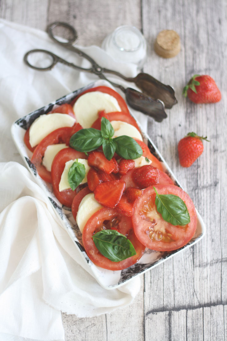 Caprese: Tomaten &amp; Mozzarella Rezept mit Balsamico-Erdbeeren
