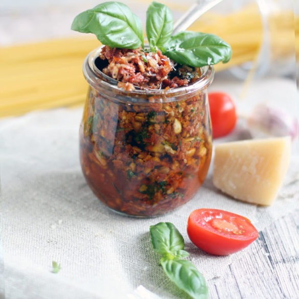 Pesto-Rosso-Rezept-mit-Sonnenblumenkernen,-Basilikum-und-Thymian-perfekt-für-Pasta Pesto Rosso Rezept mit Sonnenblumenkernen-Basilikum-und Thymian perfekt für Pasta.