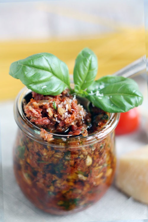 Pesto Rosso Rezept mit Sonnenblumenkernen-Basilikum-und Thymian perfekt für Pasta. Einfach kochen.