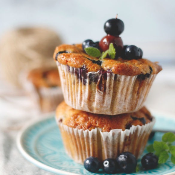 Blaubeermuffins-Muffins-mit-Blaubeeren-backen Muffins mit Blaubeeren und Amarettini. Einfaches Muffinrezept auch für den Umzug oder für Party geeignet.
