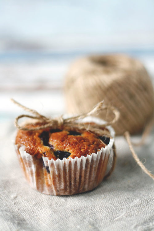 Blaubeermuffins backen. Muffins mit Blaubeeren und Amarettini. Einfaches Rezept für Muffins.