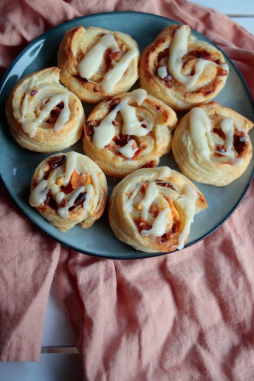 Blätterteigschnecken-süß-mit-Apfel,-Kaki-und-Datteln-2 ...