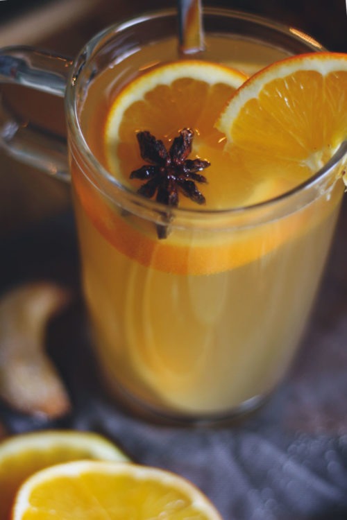 Weißer Glühwein: Rezept für selbst gemachten Glühwein wie beim Weihnachtsmarkt. Weißer Glühwein selber machen. Ganz einfaches Rezept jetzt ausprobieren.