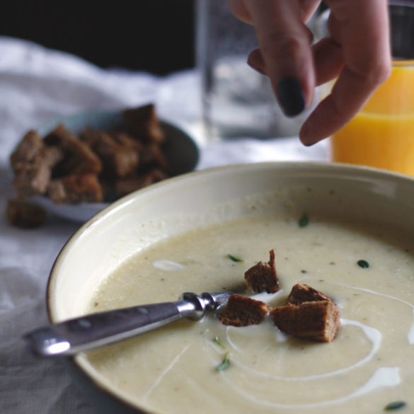 Rezept für eine einfache Champignon-Creme-Suppe mit frischen Kräutern