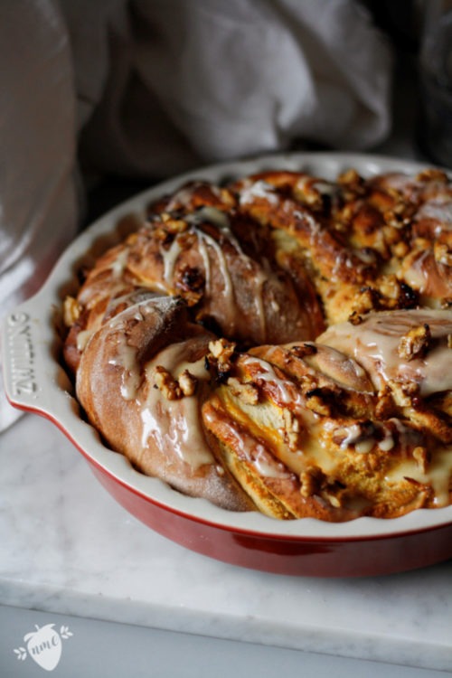 Rezept saftiger Hefezopf mit Marmeladenfüllung und Mandeln.
