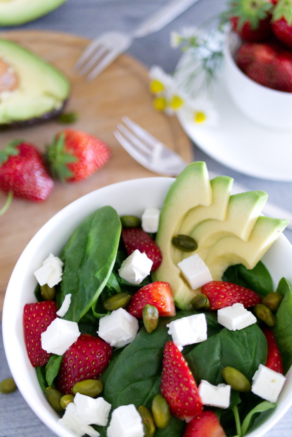 Erdbeer-Avocado-Salat mit grünen Pistazien und Babyspinat Gastbeitrag ...