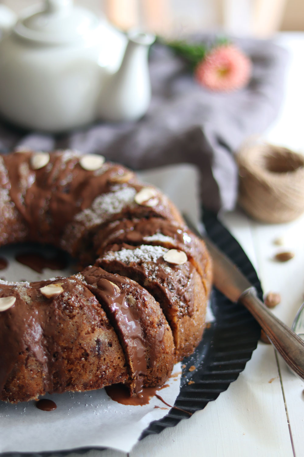 Stück-Nusskuchen-mit-Schokoladenstückchen-und-Schokoguss ...