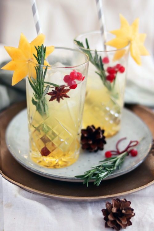 Cocktail für Weihnachten mit Korn: Fruchtiger Cocktail mit Zimt, Birne und Apfel. Cocktail mit Korn