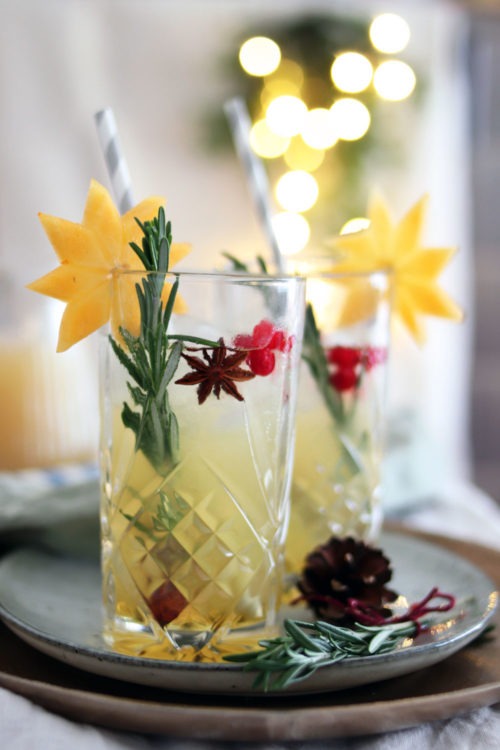 Weihnachtscocktail selber machen. Fruchtiger Cocktail mit Zimt, Birne und Apfel. Cocktail mit Korn