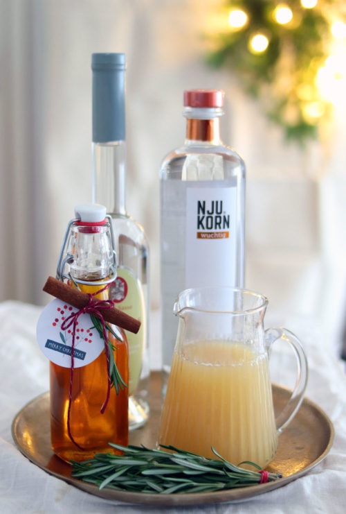 Rezept Weihnachtsdrink: Weihnachtscocktail mit Zimt, Apfel und Birne. #korn #cocktail #weihnachtscocktail #drink Werbung mit Feinbrennerei Sasse Cocktail mit Birne