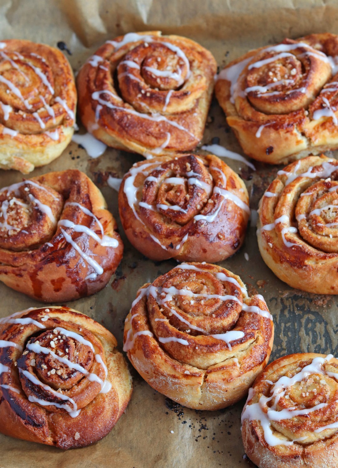 Zimtschnecken backen: Zimtschnecken mit Zuckerguss. Rezept jetzt ausprobieren.