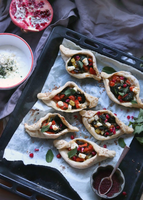 Teigschiffchen nach Pide Art: Gefüllte Hefeteigteilchen mit Schafskäse und Spinat. Vegetarische Teigschiffchen mit Spinat und Schafskäse