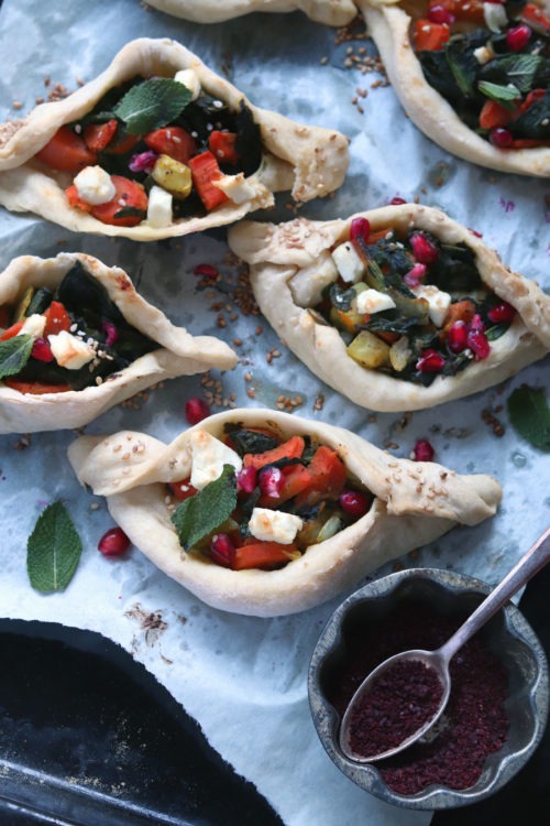 Teigschiffchen nach Pide Art: Gefüllte Hefeteigteilchen mit Schafskäse und Spinat. Vegetarisch gefüllte Hefeteigteilchen.