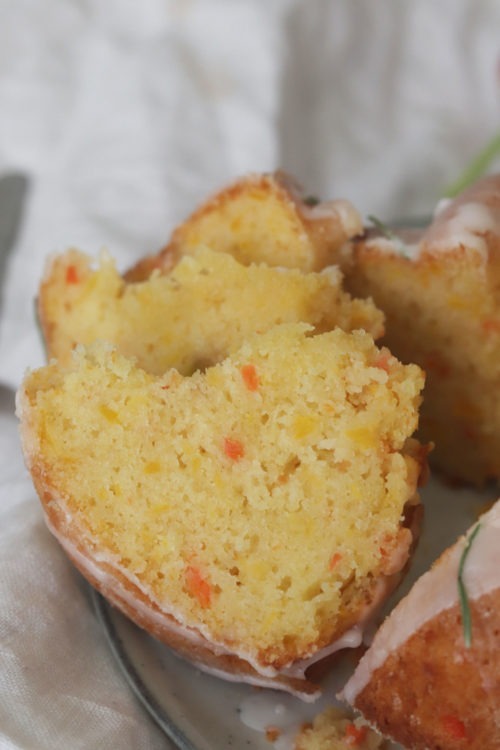 Osterrezpt: Rezept Eierlikorküchen mit Karotten. Karotten-Eierlikörkuchen mit Zuckerguss. Kuchenrezept für Ostern. Jetzt testen!