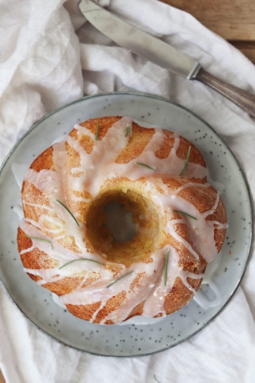 Rezept Eierlikorküchen mit Karotten. Karotten-Eierlikörkuchen mit Zuckerguss. Kuchenrezept für Ostern.
