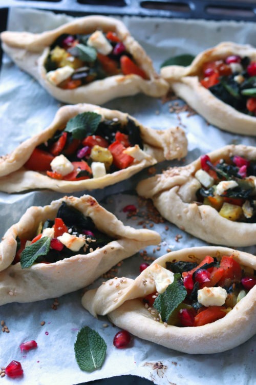Teigschiffchen nach Pide Art: Gefüllte Hefeteigteilchen mit Schafskäse und Spinat.