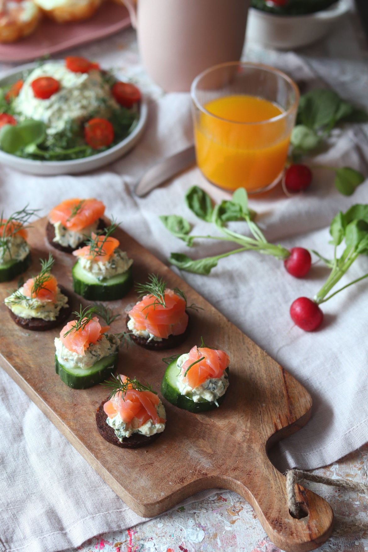 Fingerfood-Lachs-Frischkäse-Brunch Fingerfood Rezepte für den Brunch. Probier meine drei leckeren und einfachen Osterbrunch Rezepte aus.