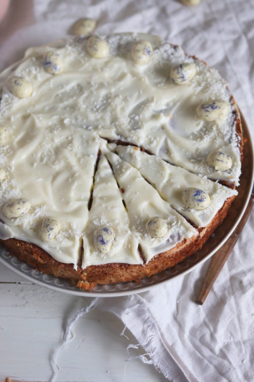 Saftiger Osterkuchen. Rezept Rüblikuchen Karottenkuchen Möhrenkuchen mit Mandeln und Dinkelmehl. Saftiger Osterkuchen mit Möhren. Probier das Rezept direkt aus!