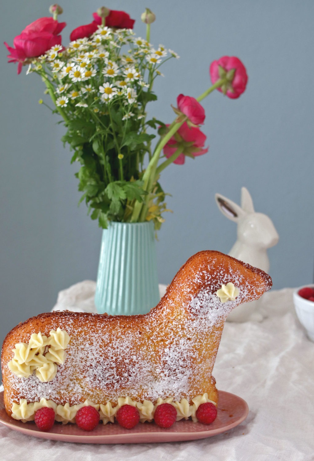 Rezept saftiges Osterlamm backen aus Biskuitteig - Osterrezept