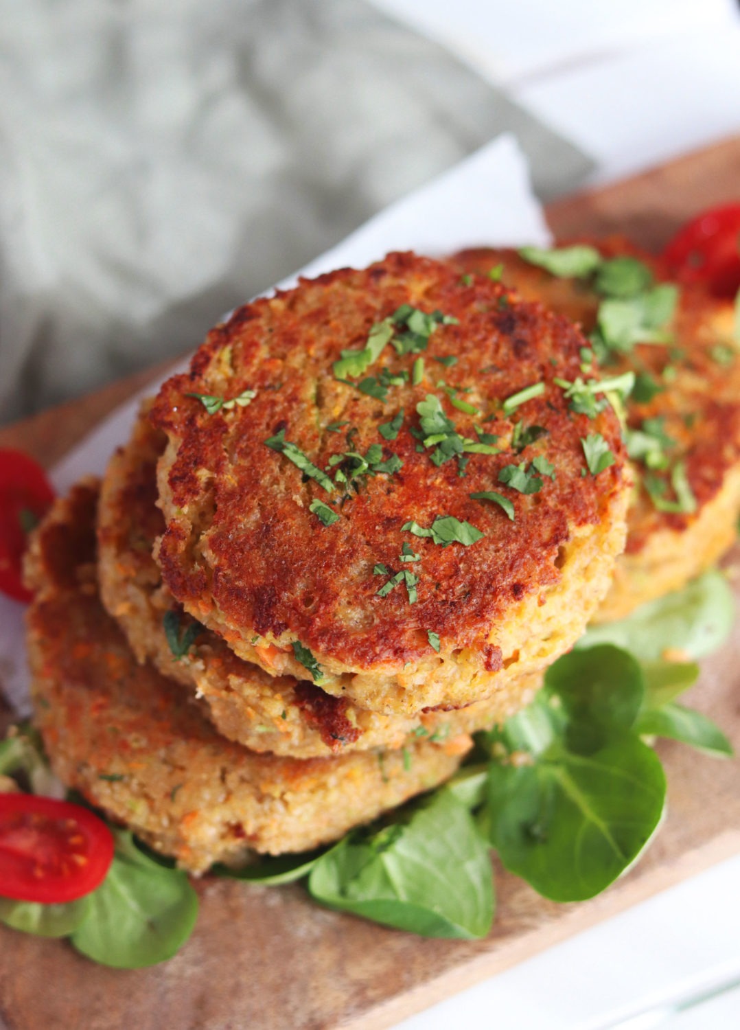 Rezept saftige Grünkernbratlinge. Ein einfaches Rezept mit Grünkern ideales vegetarisches Rezept für Burger. Rezept Bratlinge aus Grünkern. Vegetarische Burger Patties. Badisches Grünkernrezept Jetzt testen.#grünkern #vegetarisch #bratlinge