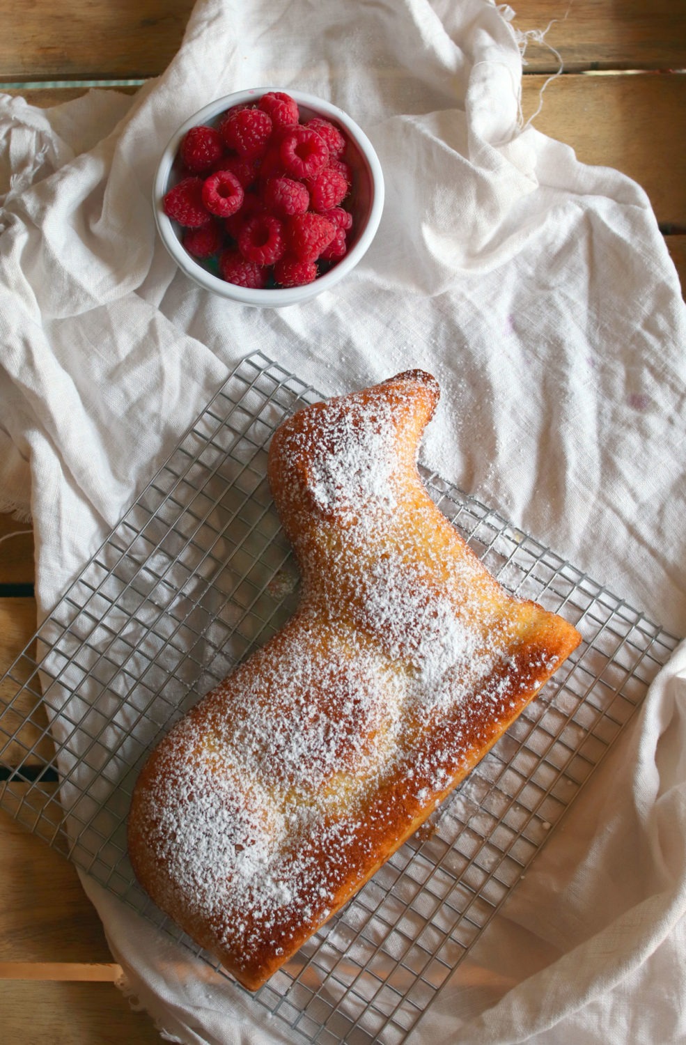 Osterlammrezept: Ein saftiges Osterlamm backen. Probier mein Rezept für ein Osterlamm aus Biskuitteig aus. Einfaches Osterlamm backen mit leckerer Deko aus Schokolade und Früchten. #ostern #osterrezept #osterlamm #osterbrunch