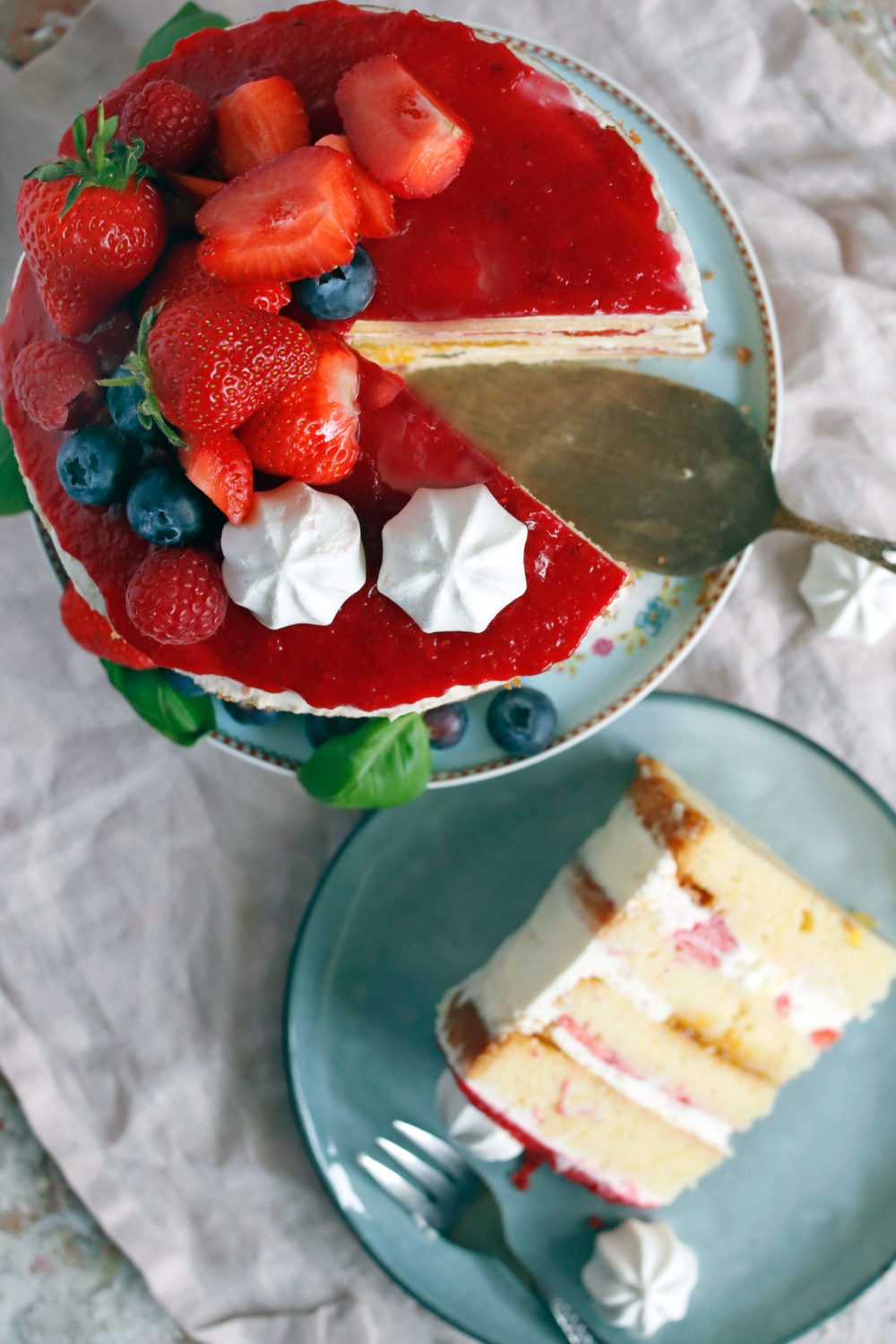 Semi Naked cake, naked cake mit Beeren. Erdbeertortenrezept.