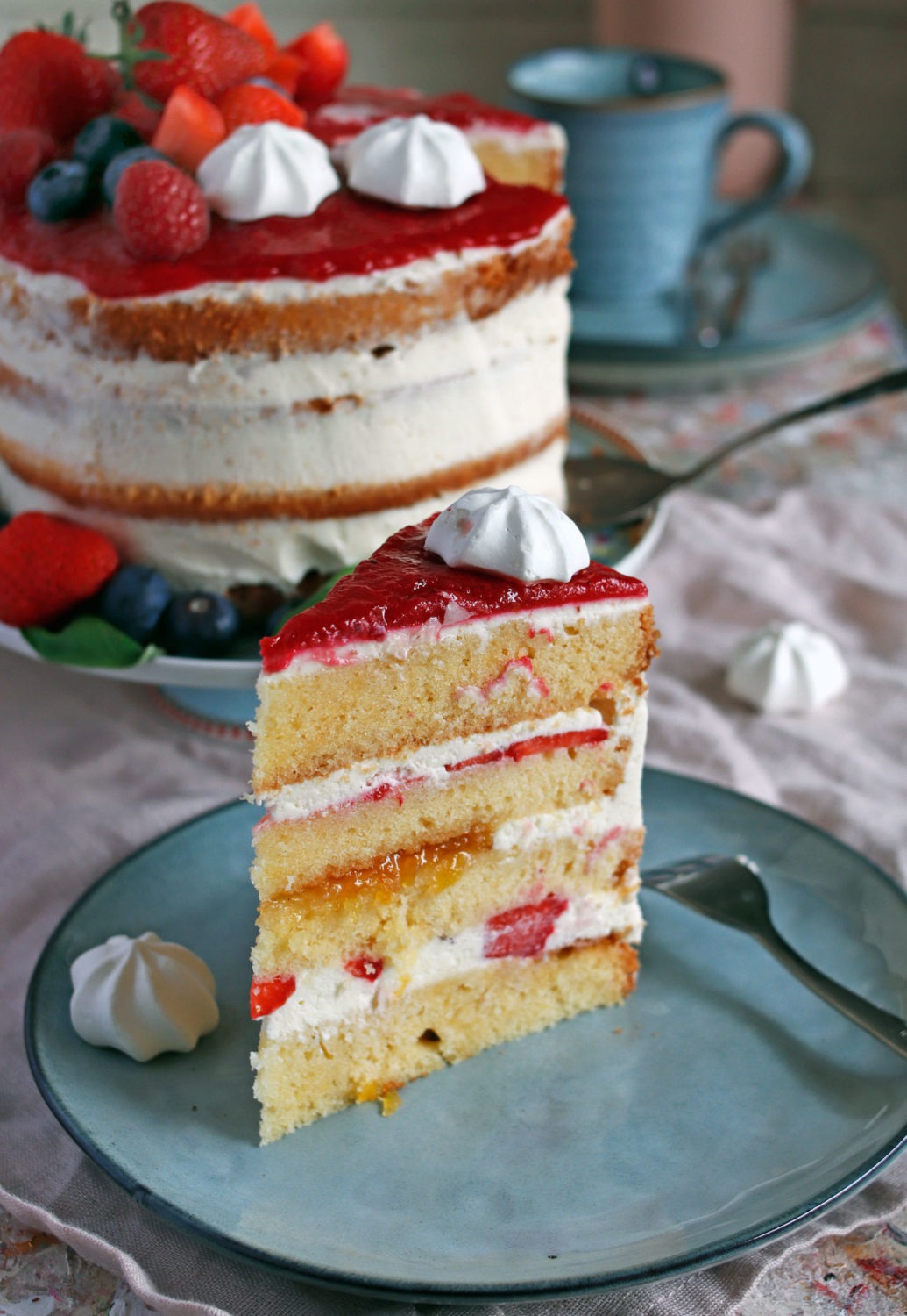 Erdbeertorte mit Mascarpone und Beeren - semi naked cake Rezept