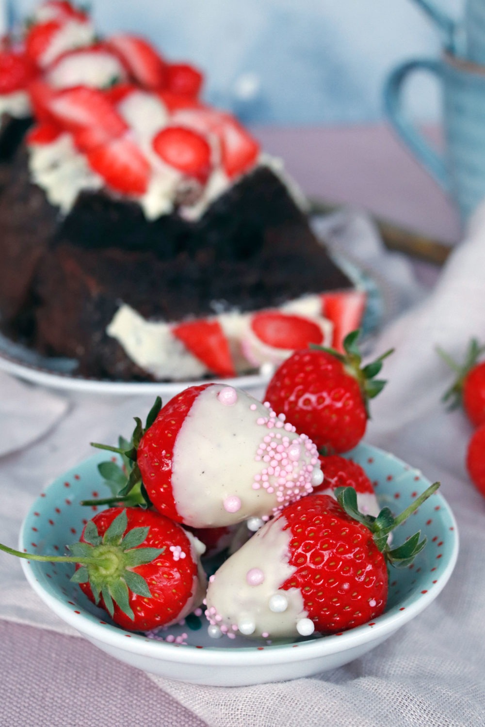 Rezept Schokoladenerdbeeren mit weißer Schokolade und bunten Streuseln. Partyrezept für Schokoladenerdbeeren. Erdbeeren mit Schokolade.