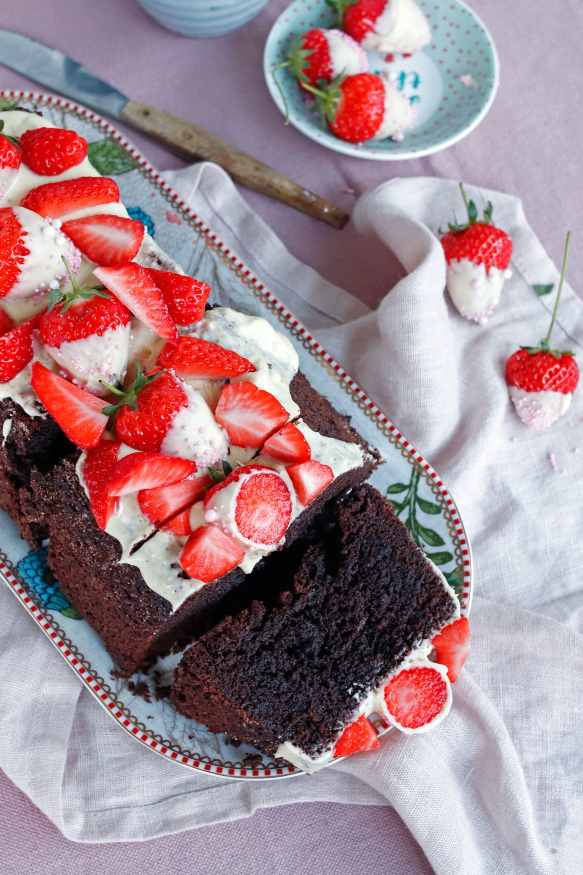Schokoladenerdbeerkuchen-Erdbeerkuchen-mit-Schokolade Rezept saftiger Schokoladenkuchen für Kastenform. Schokoladenkuchen mit Erdbeeren. Schokoladenerdbeeren und Erdbeerkuchen. Mit weißer Schokolade.