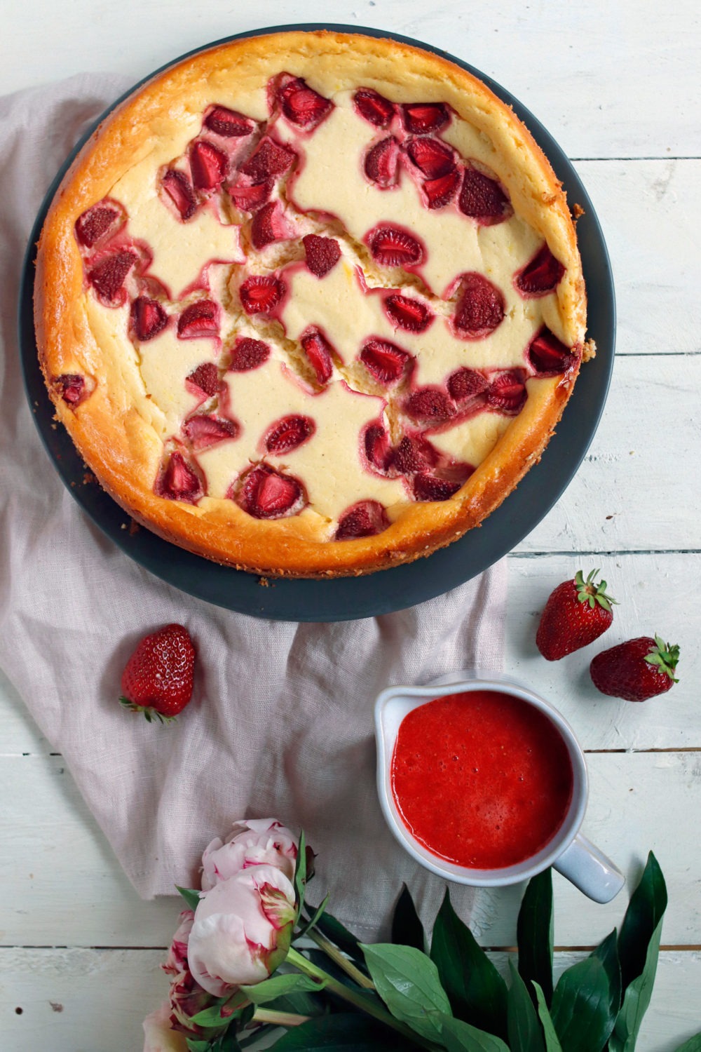 Saftiger Käsekuchen mit Erdbeeren und Erdbeersoße. Cheesecake mit Erdbeeren