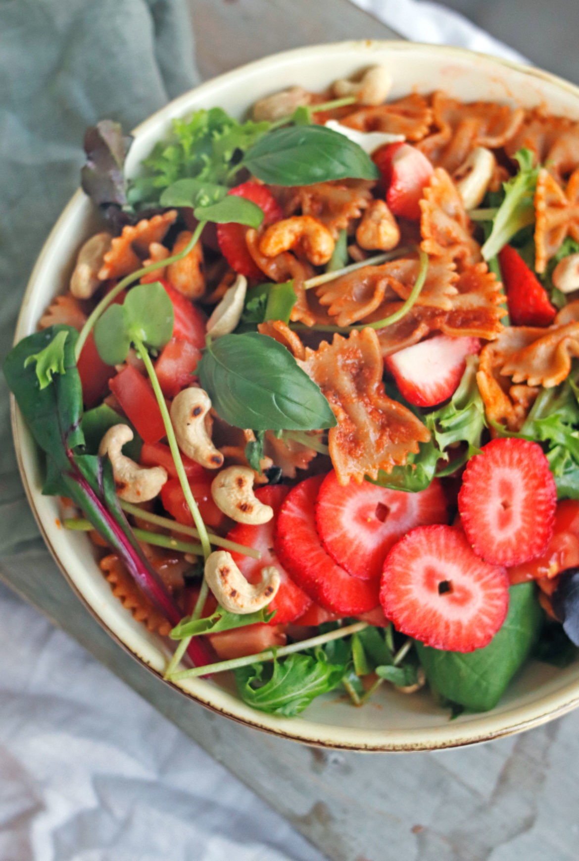 Rezept-Sommersalat-mit-Erdbeeren-Nudelsalat-mit-rotem-Pesto2