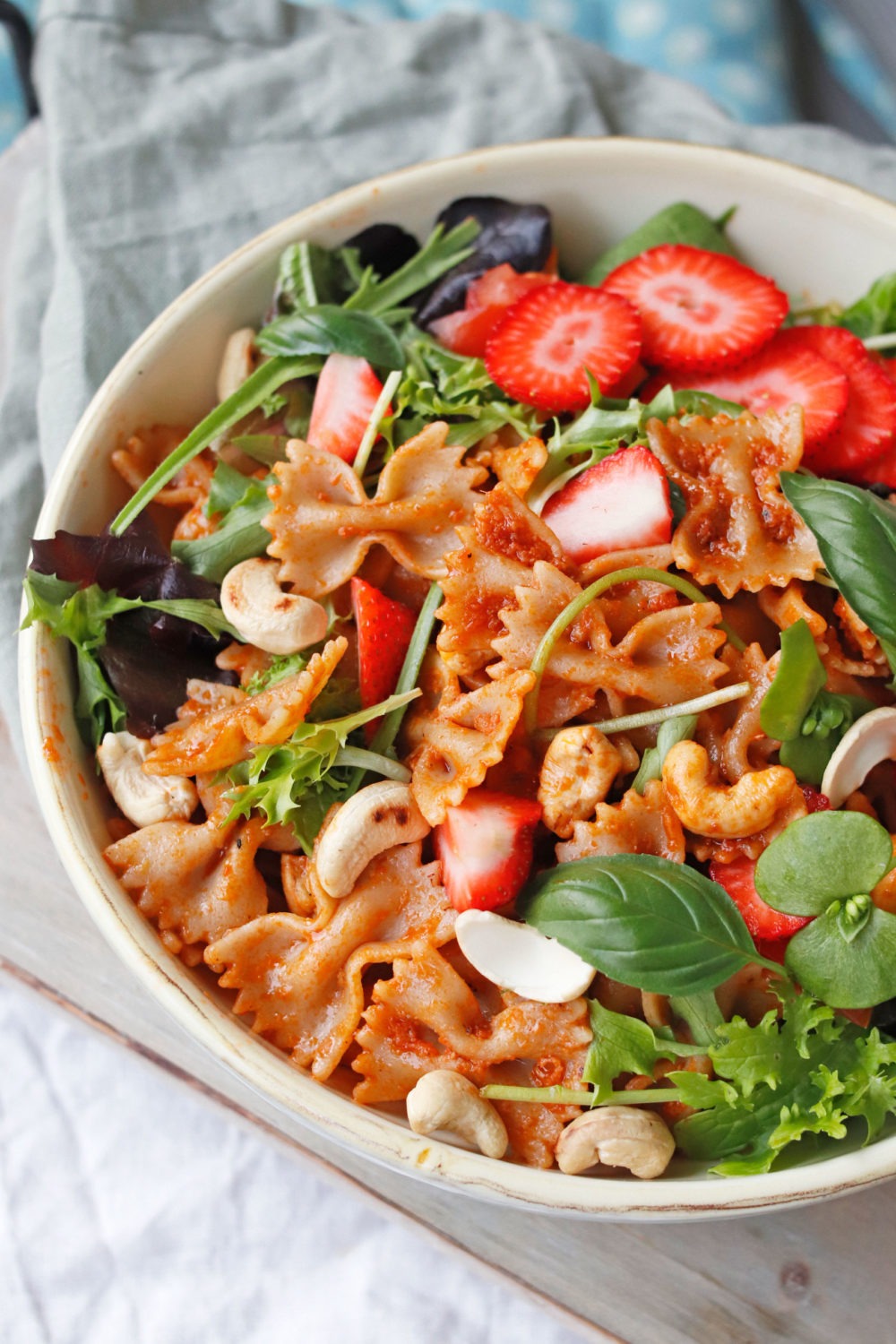 Bunter Sommersalat mit Erdbeeren. Schneller Grillsalat mit Nudeln und Pesto. Rezept ausprobieren.