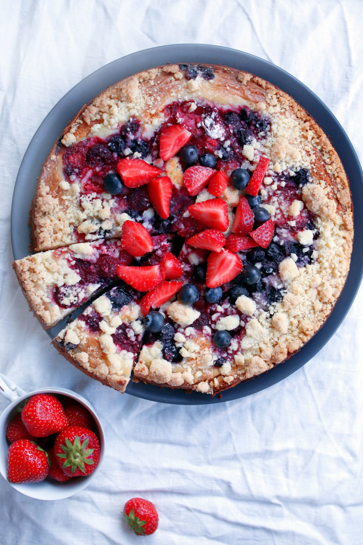 Beerenkuchen-mit-Schmand-Rezept Schmandkuchen mit Beeren: Rezept Beerenkuchen mit Schmand. Einfacher Kuchen mit Beeren und Streuseln. Streuselkuchen mit Beeren. #blaubeerkuchen #erdbeerkuchen #himbeerkuchen #beerenkuchen