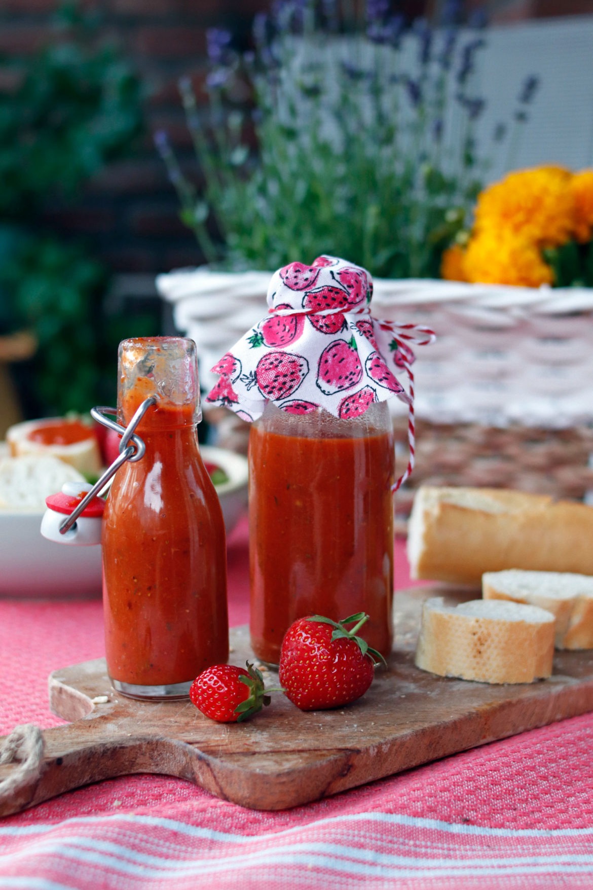 Selbst-gemachter-Ketchup-aus-Erdbeeren-2 Selbst gemachter Ketchup aus Erdbeeren. Erdbeerketchup selber machen. #erdbeerrezepte #einmachen #erdbeeren #ketchup