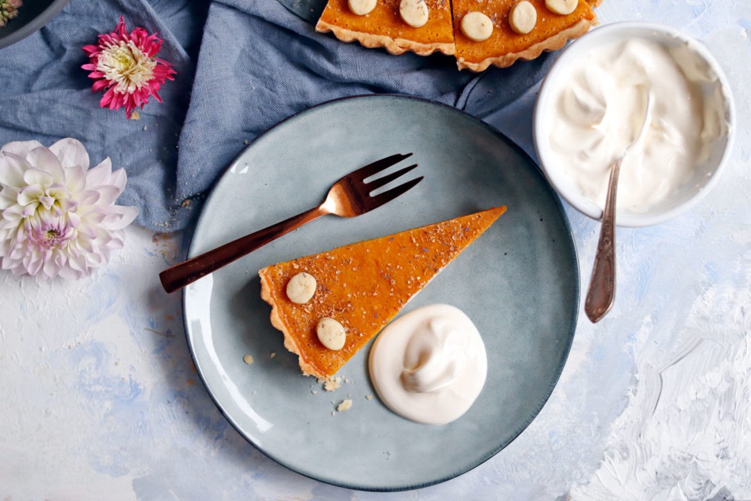 Zimtiger Kürbiskuchen für den Herbst. Rezept Pumkin Pie saftiger Kürbiskuchen mit Zimt und Mürbteig. Der perfekte Kürbiskuchen für die Kürbissaison. #kürbiskuchen #kürbisrezept #pie