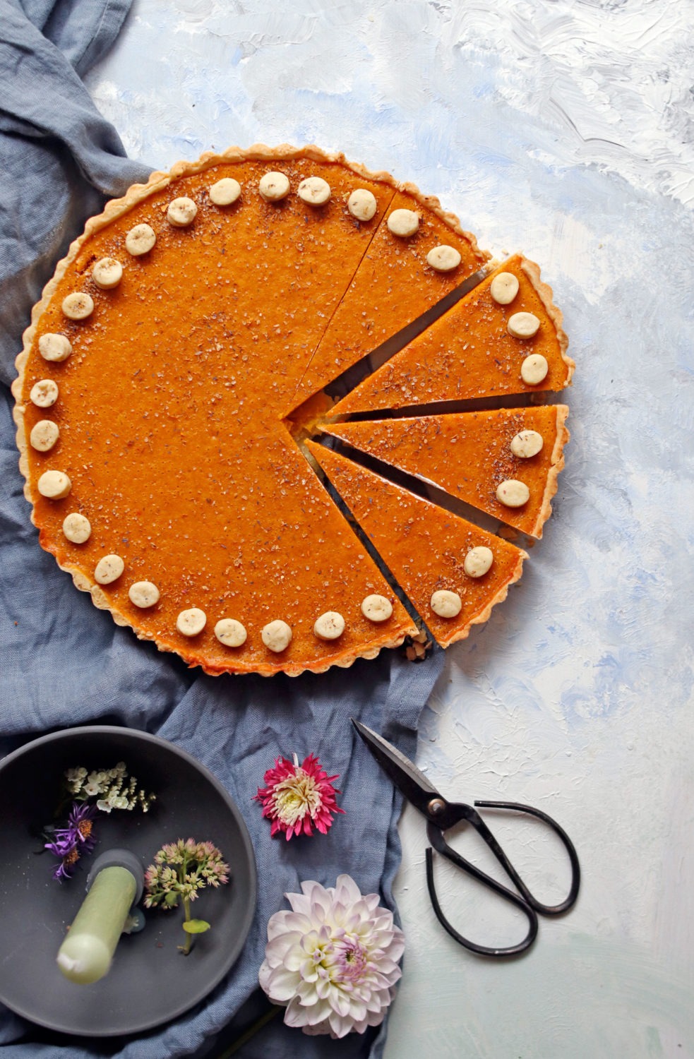 Rezept Pumkin Pie saftiger Kürbiskuchen mit Zimt und Mürbteig. Der perfekte Kürbiskuchen für die Kürbissaison. #kürbisrezept #pumpkinpie #kürbis #kürbiskuchen