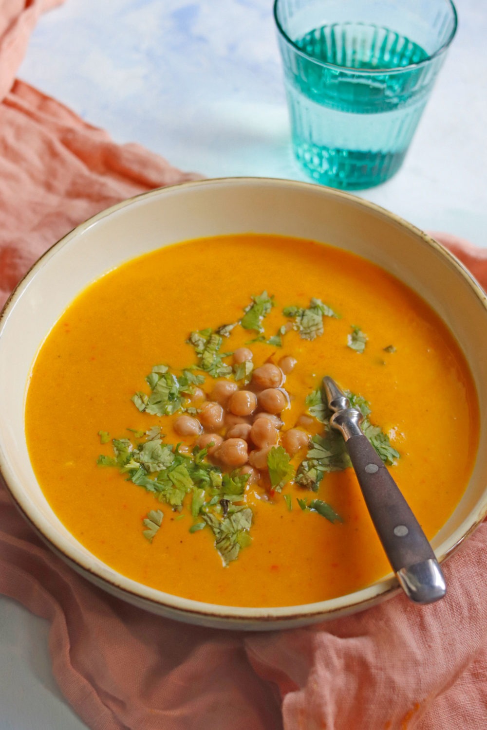 Rezept für eine Kürbissuppe mit Kokosmilch und Curry. Einfaches Rezept für vegane Kürbissuppe mit Kokosmilch gepimpt mit Kichererbsen. #kürbissuppe #kürbisrezept #kokosmilch #vegan