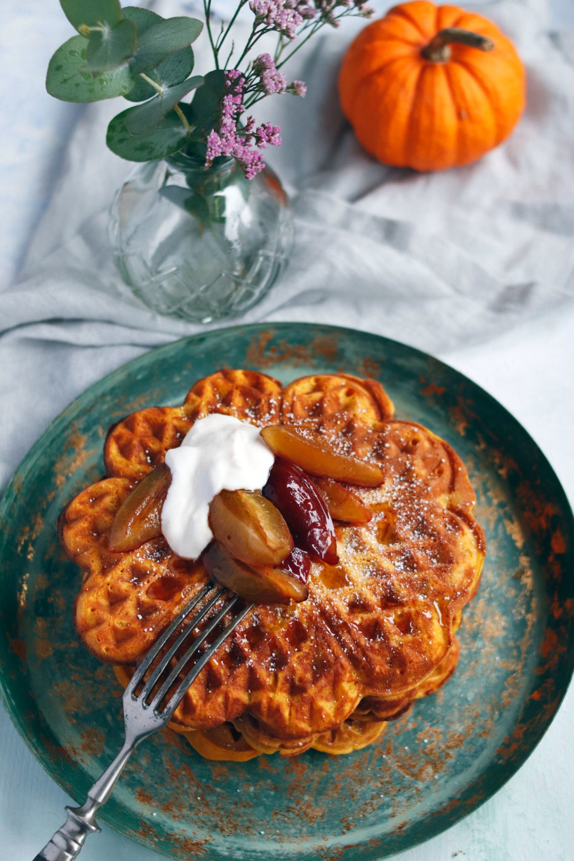 Waffelrezept-Saftige-Waffeln-mit-Kürbis-3 Das beste Herbstdessert Fluffige Waffeln: Ein leckeres Waffelrezept mit Zimt und Kürbis. Probiere die Kürbiswaffeln direkt aus! #kürbisrezept #kürbisdessert #waffelrezept #waffeln