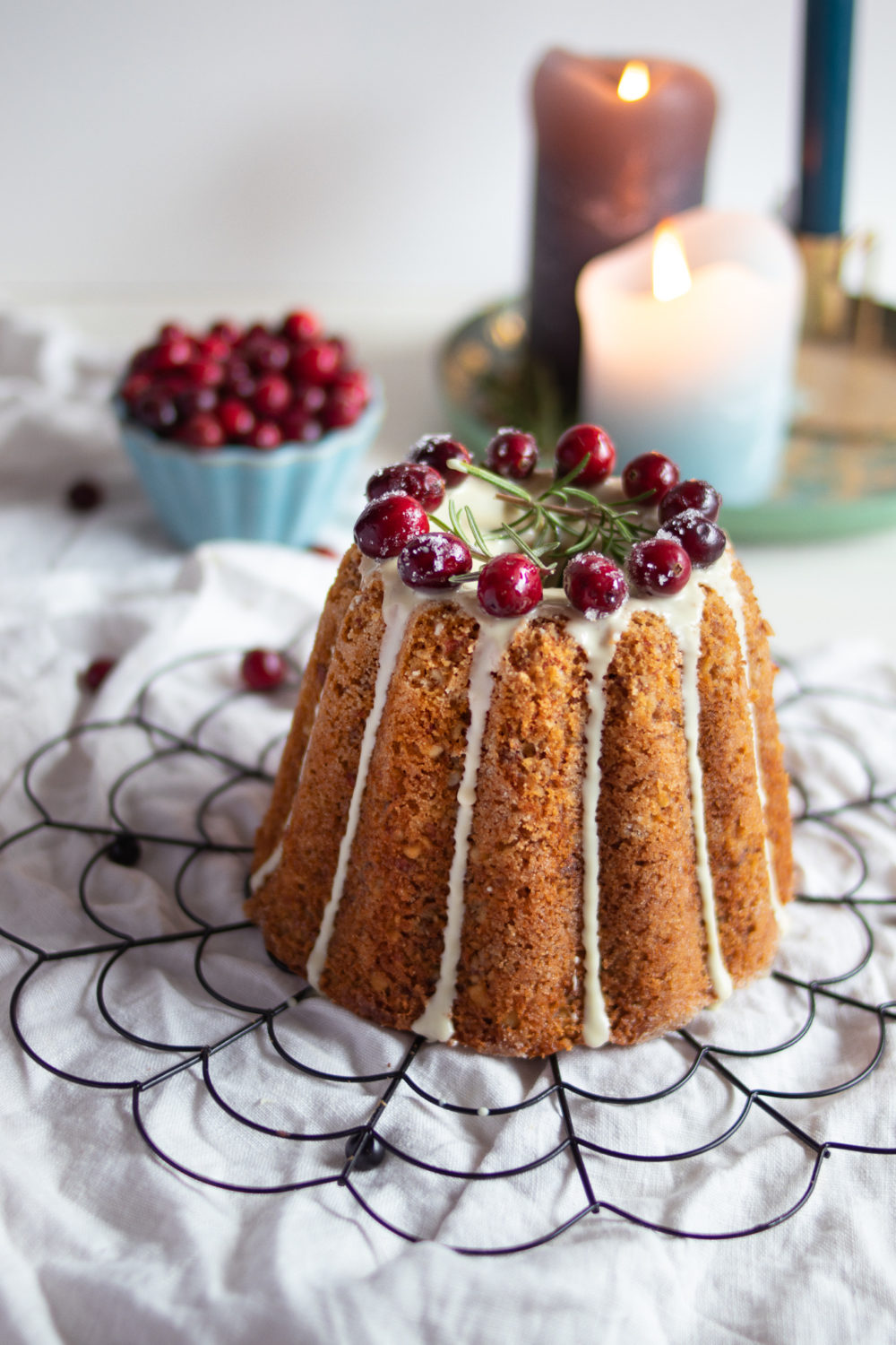 Rezept safiger Gugelhupf mit Zimt und Mandeln. Ein einfacher Rührkuchen mit Mandeln. Gugelhupf für Weihnachten. Weihnachtskuchen mit Cranberries dekoriert. Einfacher Mandelkuchen mit Zimt #weihnachtskuchen #rührkuchen #gugelhupf #foodstyling