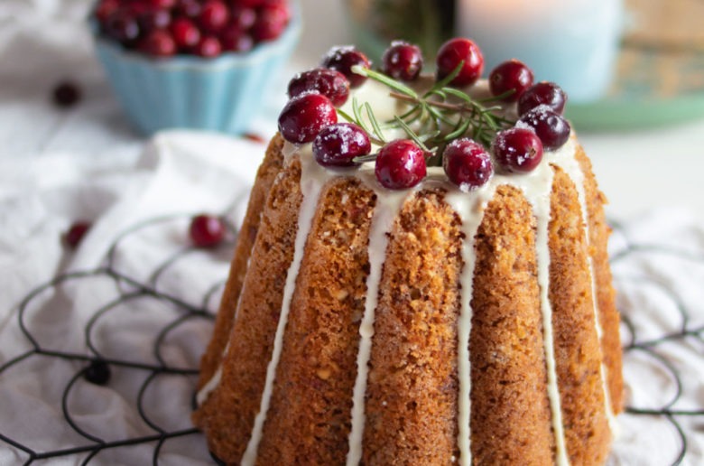 Rezept für saftigr Gugelhupf mit Mandeln und Zimt. Einfacher Weihnachtskuchen mit Zimt. Gugelhupf mit Mandeln #kuchen #mandelkuchen #weihnachtskuchen