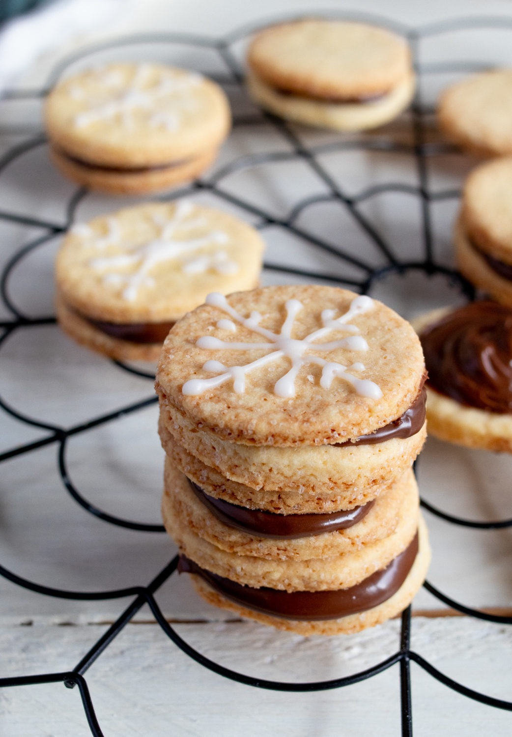 Einfache Nuss-Nougat-Plätzchen backen. Diese einfachen Weihnachtsplätzchen sind die perfekten Ausstecher und du kannst sie einfach mit Schokocreme oder Nuss-Nougatcreme füllen. So lecker!
