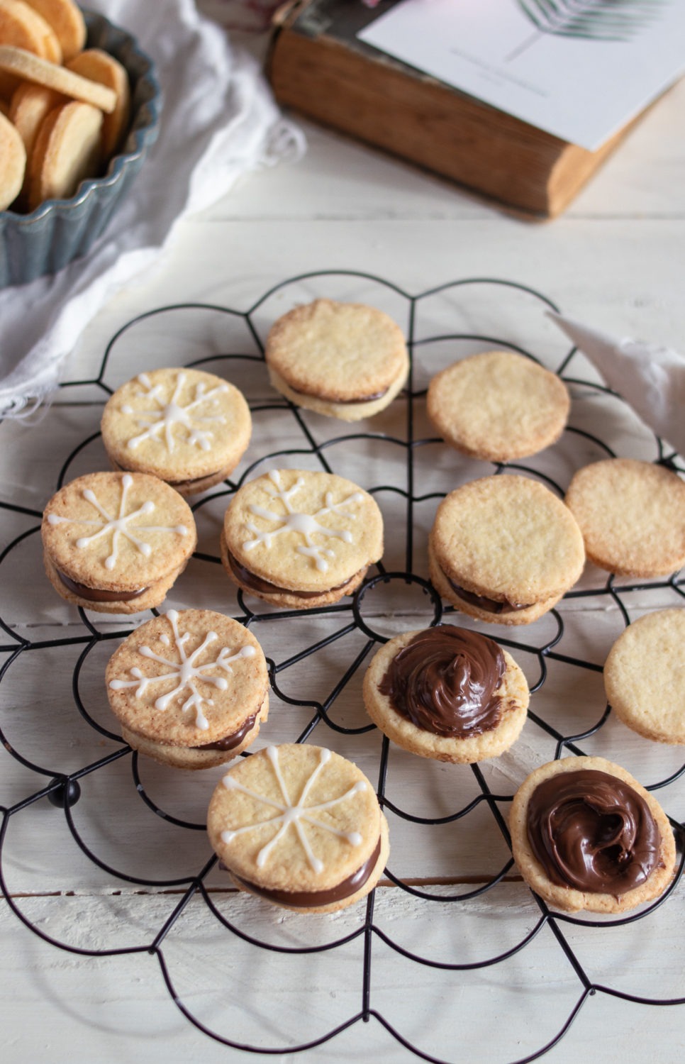 Einfache Nuss-Nougat-Plätzchen backen. Diese einfachen Weihnachtsplätzchen sind die perfekten Ausstecher und du kannst sie einfach mit Schokocreme oder Nuss-Nougatcreme füllen. So lecker! #weihnachtsplätzchen #plätzchen #schokokekse
