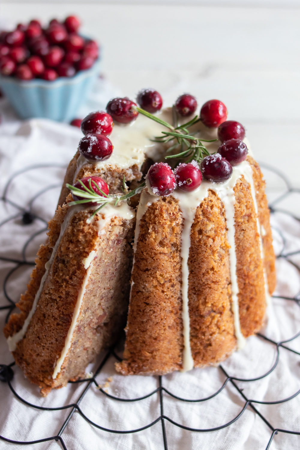 Rezept saftiger Gugelhupf mit Zimt und Mandeln ein Weihnachtskuchen