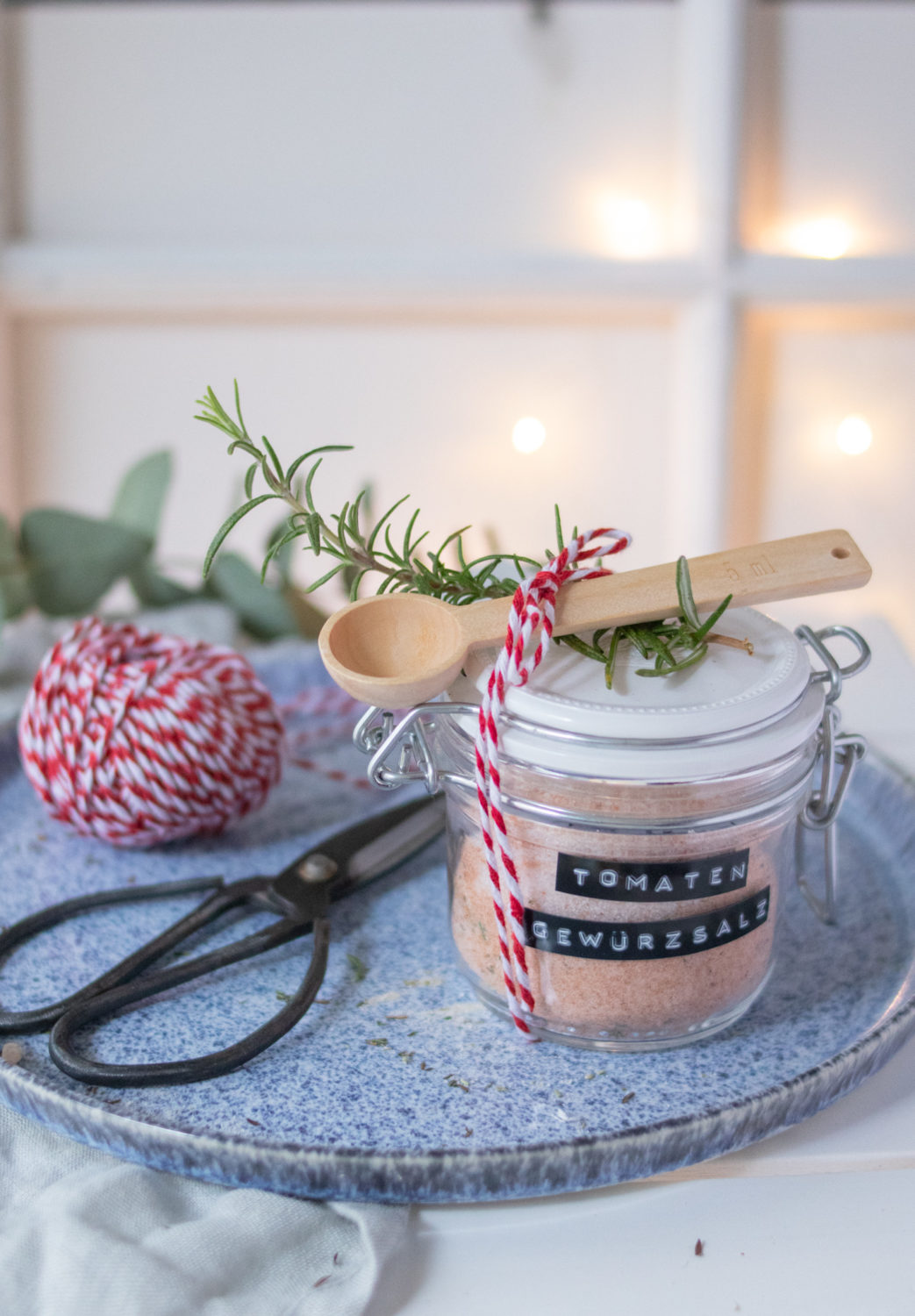 Gewürzsalz selber machen. Ein tolles Geschenk aus der Küche. Eine Anleitung wie du Tomatensalz als Würzsalz mit Paprika selber machen kannst. Ein perfektes Last Minute Weihnachtsgeschenk #geschenkausderküche #gewürzsalz #salz #weihnachtsideen