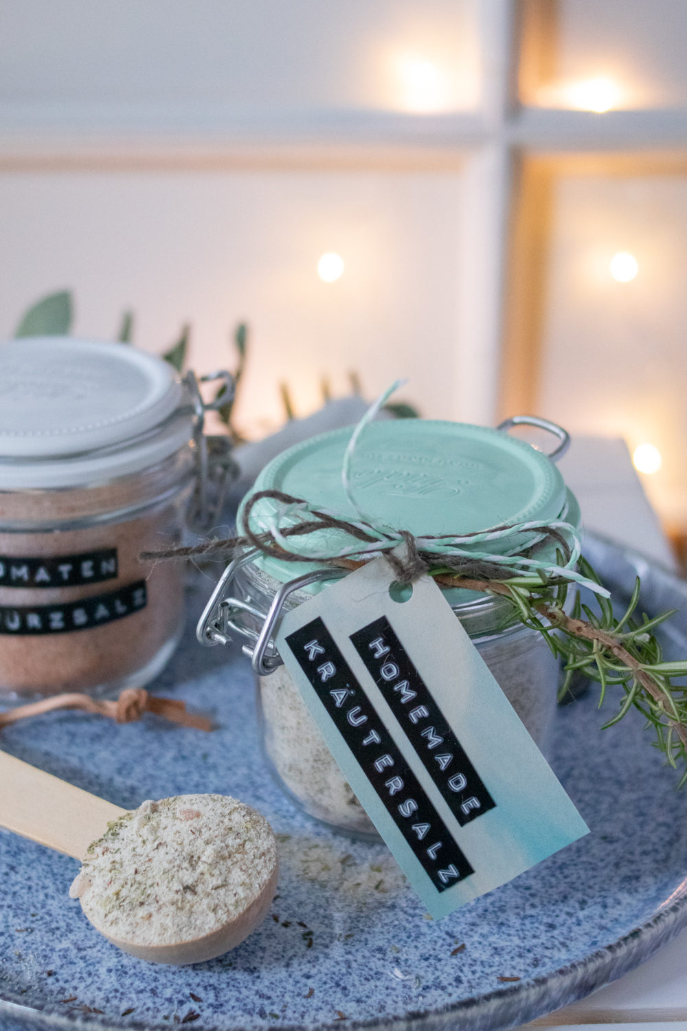 Gewürzsalz selber machen. Ein tolles Geschenk aus der Küche. Eine Anleitung wie du Kräutersalz selber machen kannst. Ein perfektes Last Minute Weihnachtsgeschenk #geschenkausderküche #gewürzsalz #salz #weihnachtsideen